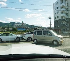 目の前で交通事故